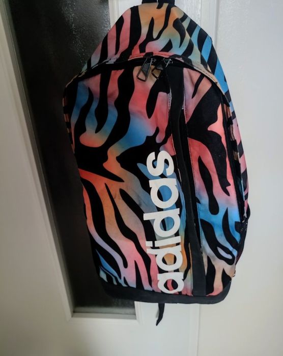 Vând rucsac sport Adidas produs de calitate, original,urme de folosire
