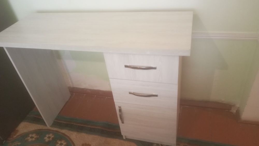 Подставка с зеркалом для салона красоты