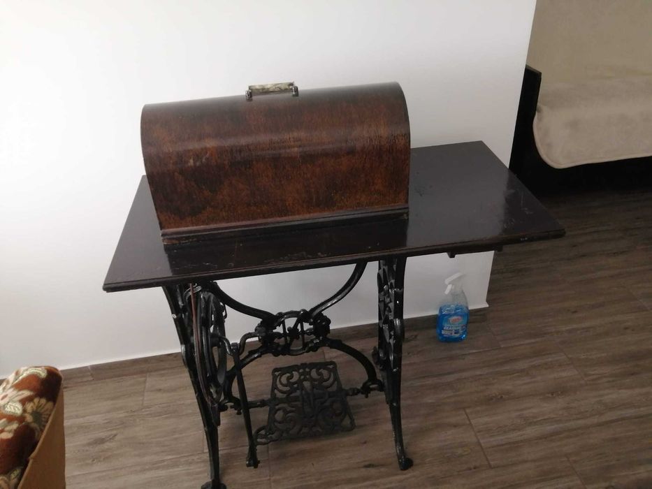 Se vinde mașină de cusut antică Frații Kepich perfect functionala