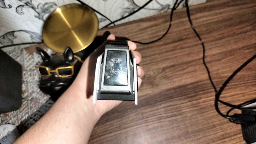 Плейстейшен 5 с двумя джойстиками