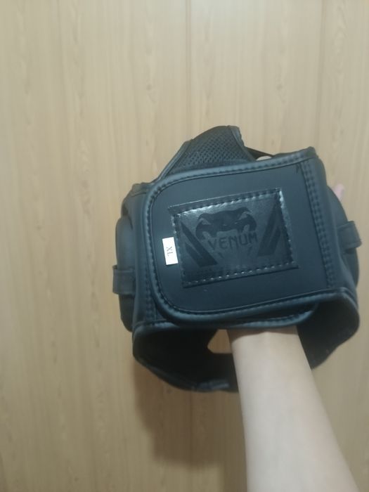 Шлем и перчатка для бокса