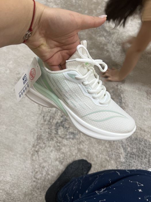 Кроссовки спортивные