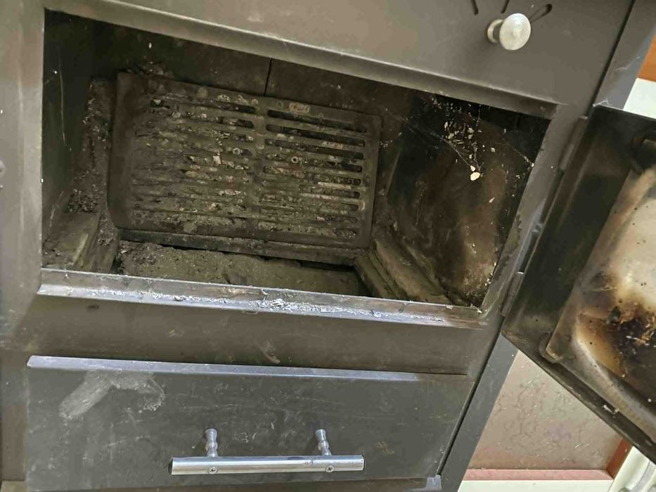 Голяма печка, камина на дърва и въглища