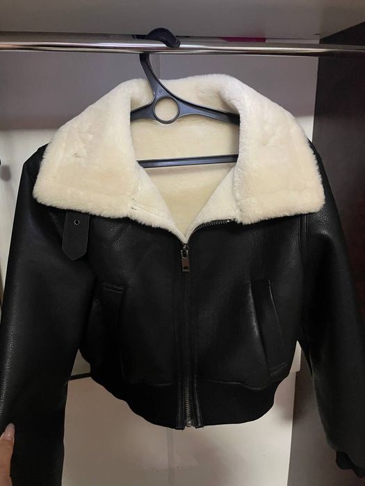 Куртка с белым мехом размер L