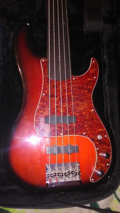 Продам гитару Fender Professional Bass