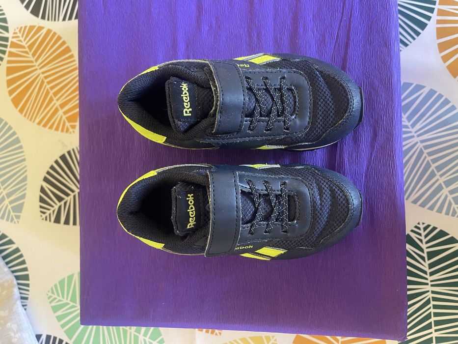 Детски маратонки, носени в добро състояние