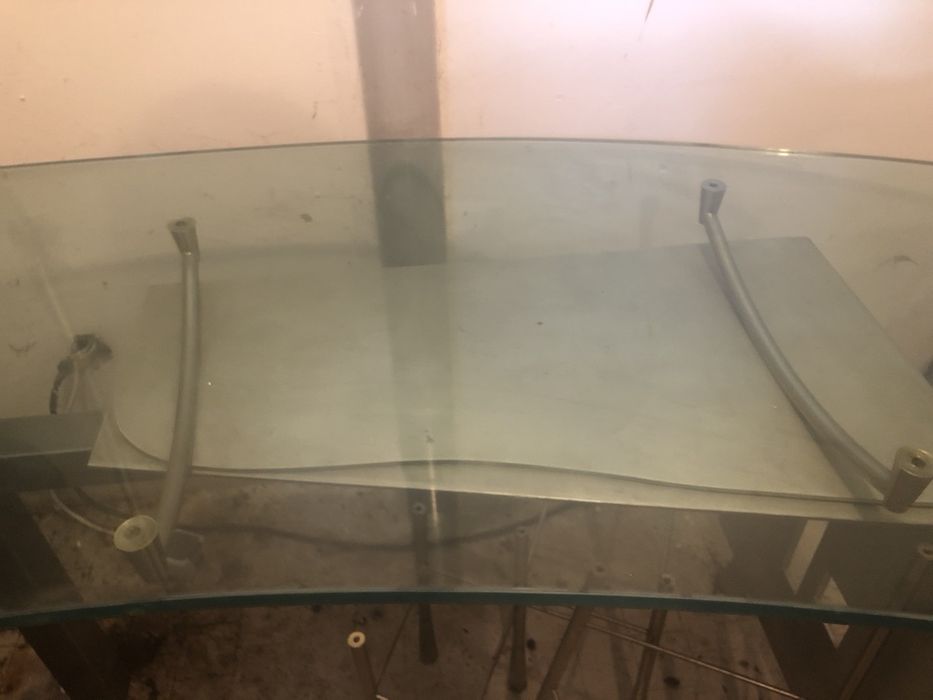 Стъклено бюро и стъклен цветарник