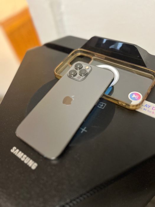 iPhone 12 Pro Max și o boxă Samsung de 1500 de W