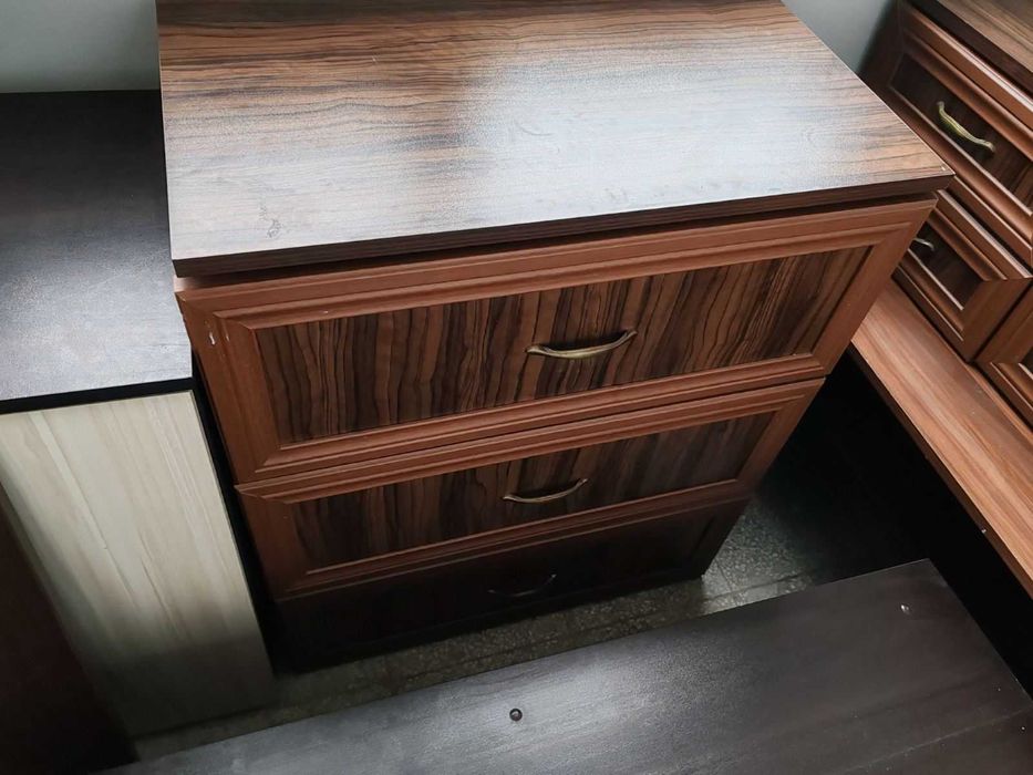 Скрин с нощни шкафчета