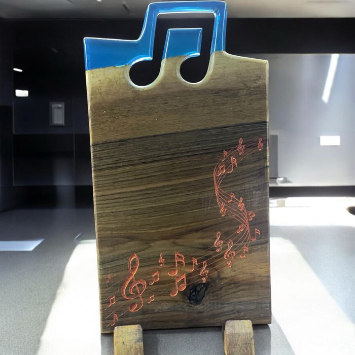 Дървени дъски за сервиране и рязане – инкрустация, смола, гравюра.