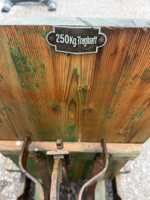 Стара механична платформена везна – ретро индустриален стил