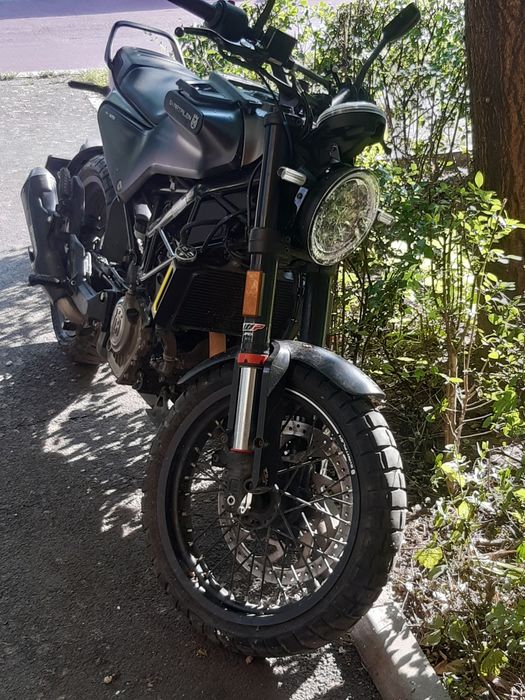 Motocicleta Husqvarna Svartpilen 125