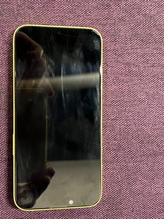 IPhone 14 желтого цвета