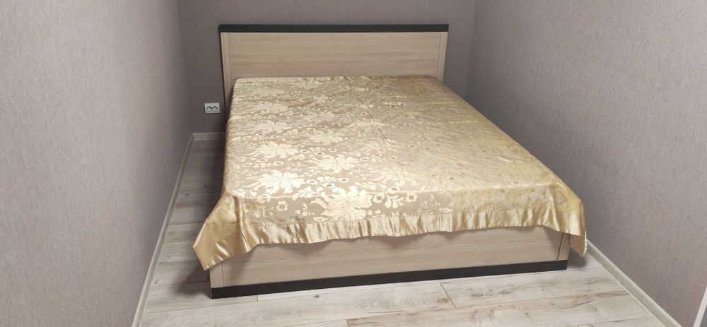 Кровать с матрасом