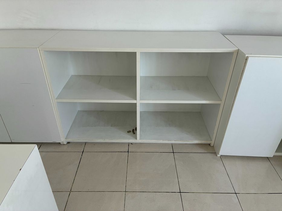 Бял шкаф с рафтове