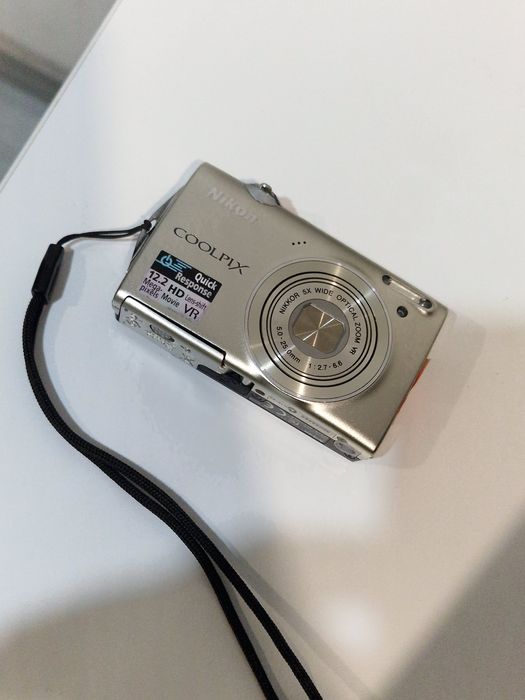 Aparat Photo Nikon cu o pata pe display