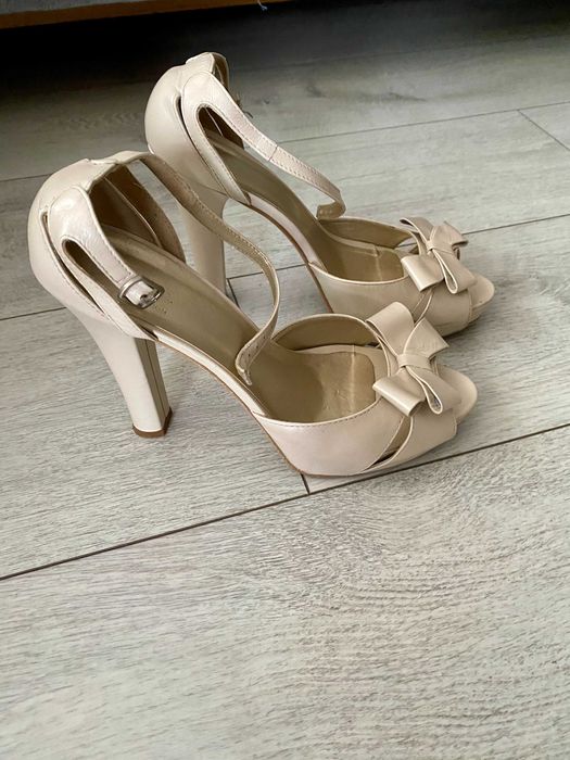 Sandale ivory cu toc, din piele - mărimea 38