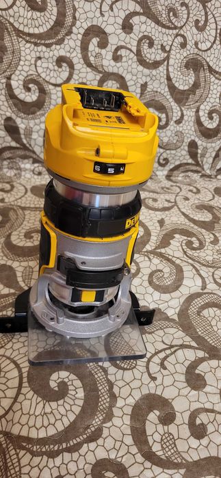 Masina de frezat DeWalt DCW600, compatibila 18V XR, brushless, 8mm fuctionala fara acumulator