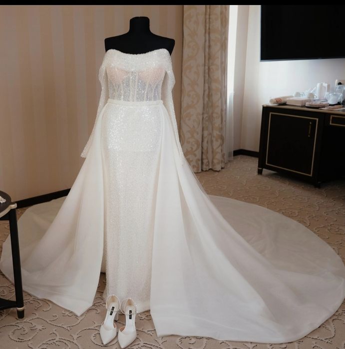 Rochie de mireasa alba, cu trena și mâneci detasabile