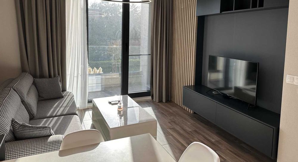 Дава се под наем Двустаен апартамент в к.к. Св.Св. Константин и Елена - 61 кв.м за 950 € - Снимка #1