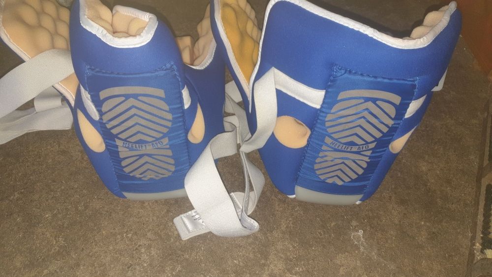 Cârje  carjă ca noi și orteza  orteza pentru imobilizarea la  calcai