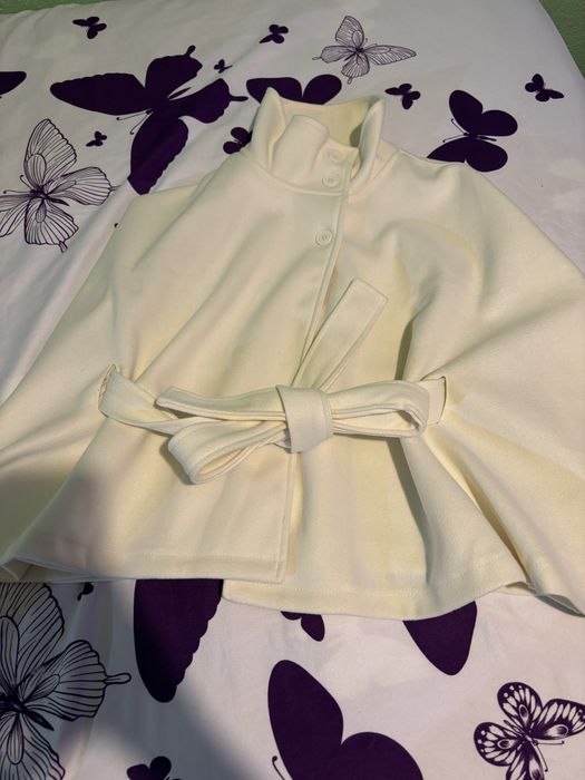 Бяло Пончо с яка и колан…