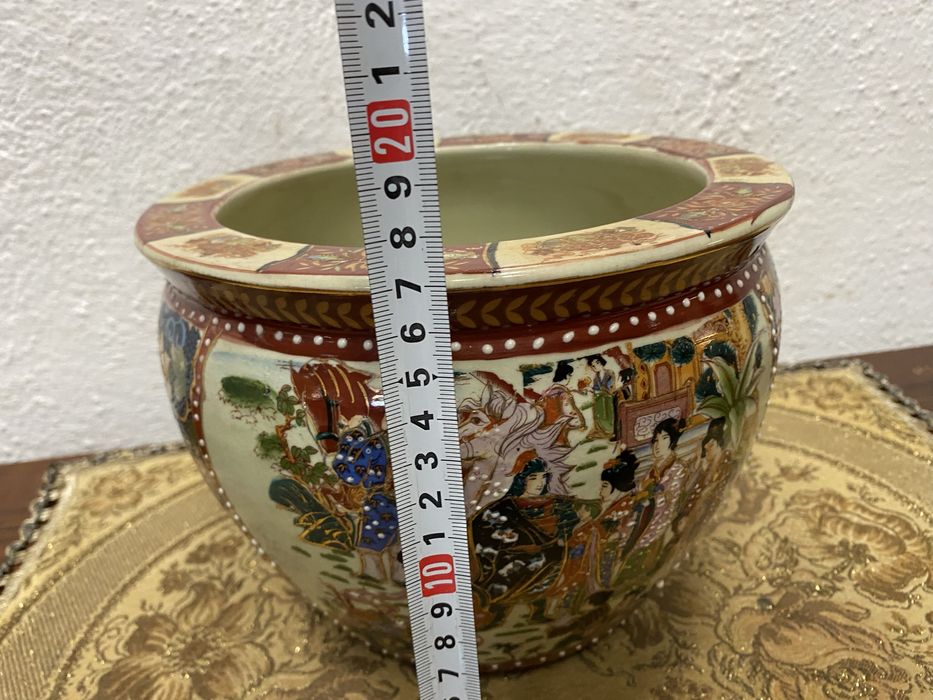 Китайска порцеланова кашпа изрисувана с релеф