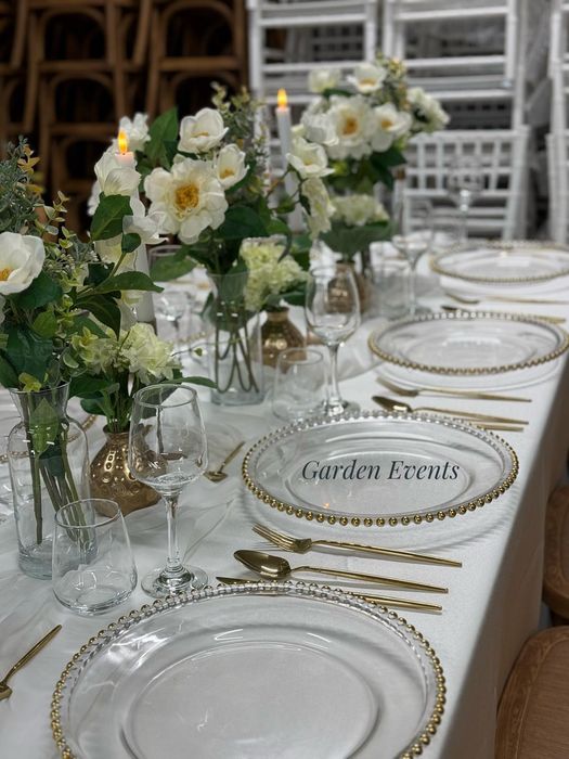 Mese scaune veselă de inchiriat corturi de inchiriat