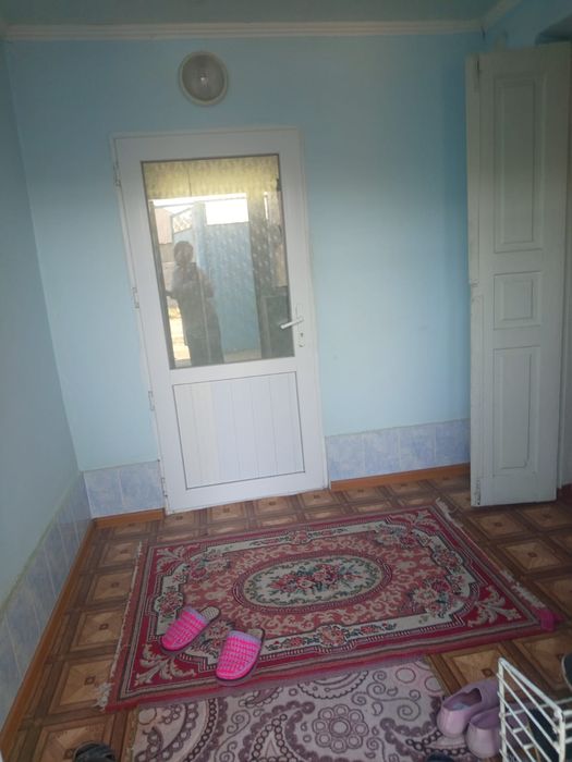 Үй сатылады. Орта жағдайда.