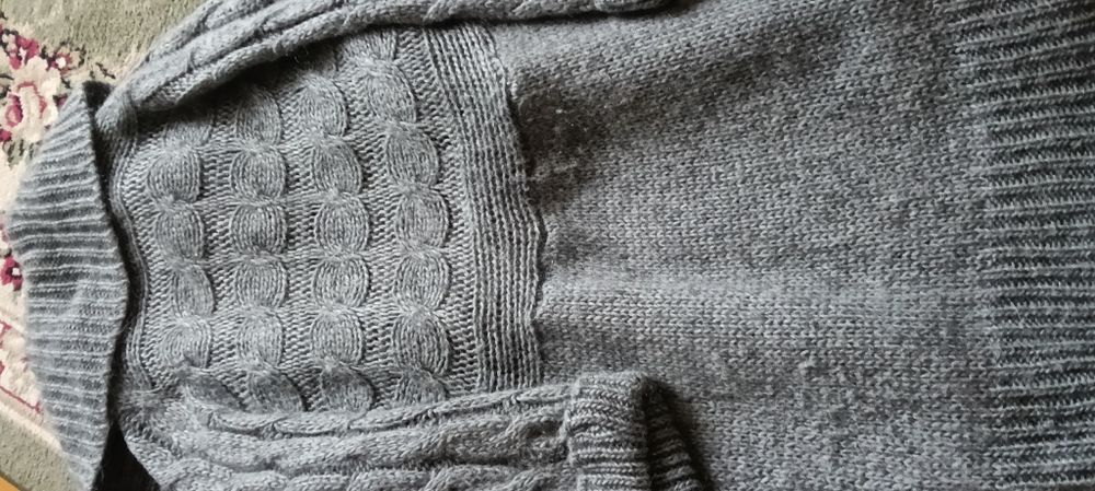 Vând doua cardigane pufoase și calduroase