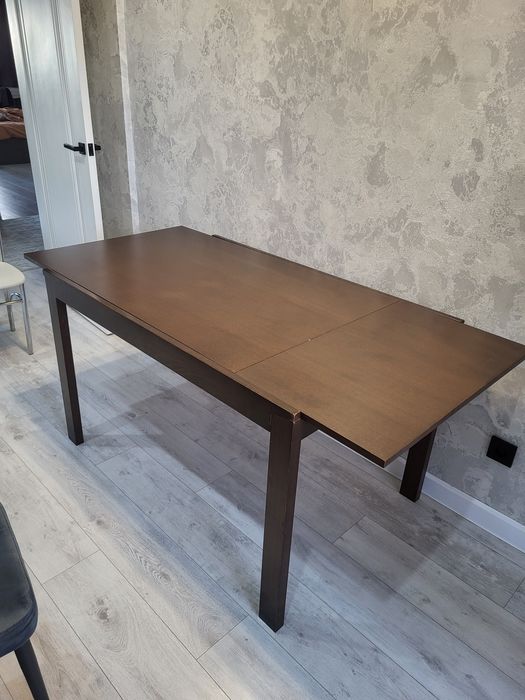 Стол  продаю в хорошем состояний .