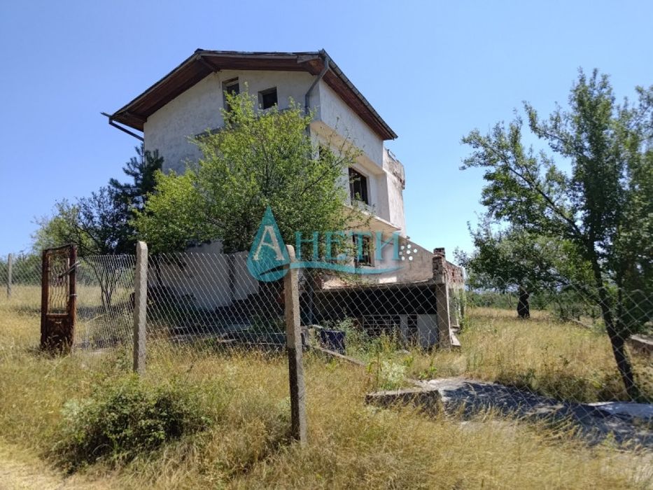 Масивна къща 144м2 с двор 600м2 и гараж 33м2 в с.Подгумер,