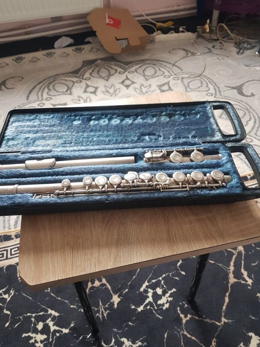 Vînd flaut în stare foarte bună  din bacău prețul este 800 lei mai multe la tel. YAMAHA