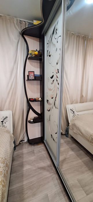 Шкаф зеркальный.