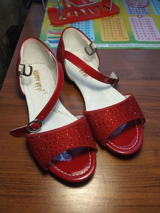 Продам босоножки