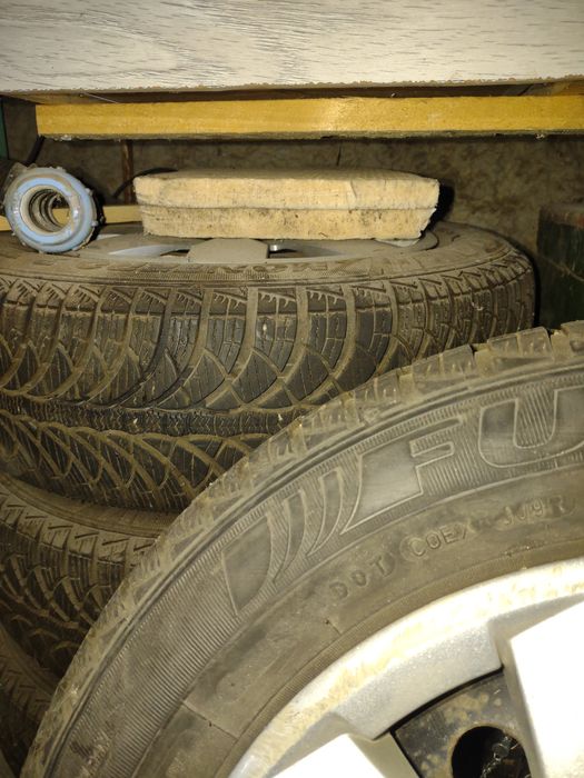 Vînd set roti iarna sde Renault Clio 2005 și set roti Ford focus mk1.