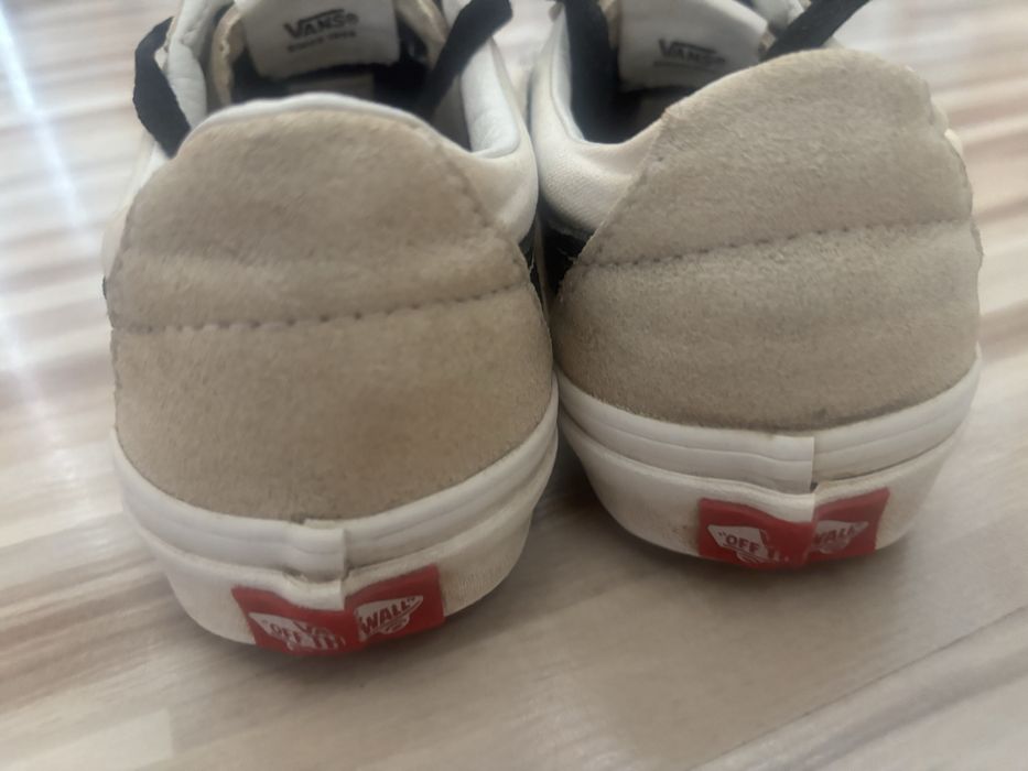 Два чифта обувки-Vans и Converse