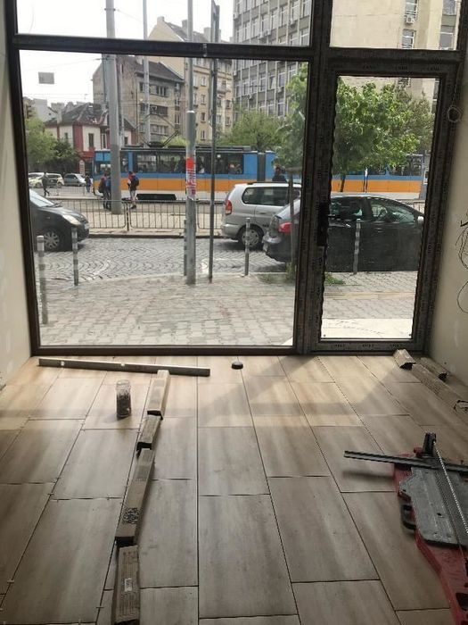 Панорамен магазин на пл. Македония – витрина срещу спирка, топ поток