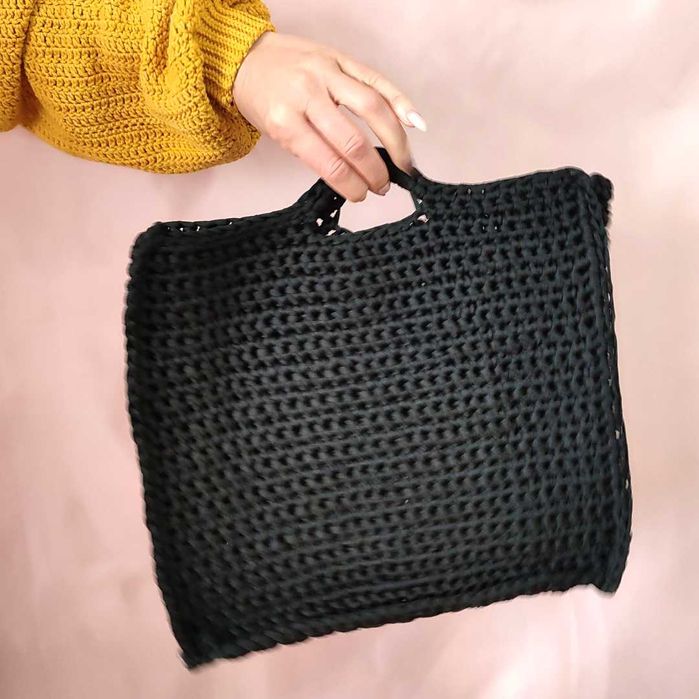 Черна ръчно плетена чанта с ресни – за плаж или ежедневие