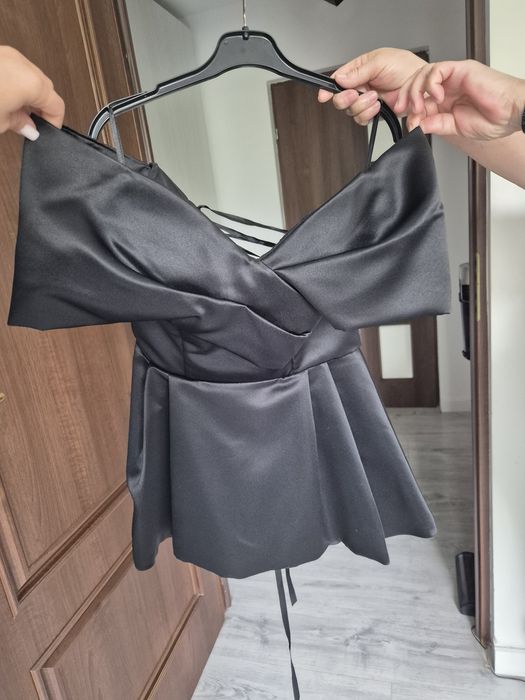 Rochie de nașă  neagră din două piese! Purtată o singură dată preț de câteva ore! Se află în stare absolut impecabilă.