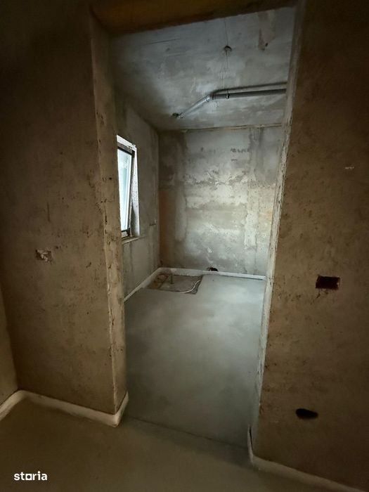 De vanzare casa semifinisata la 5 min de Roman,suprafata teren 1300mp