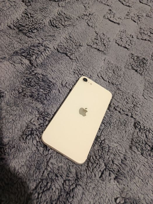 iPhone SE 2020 в хорошем состоянии