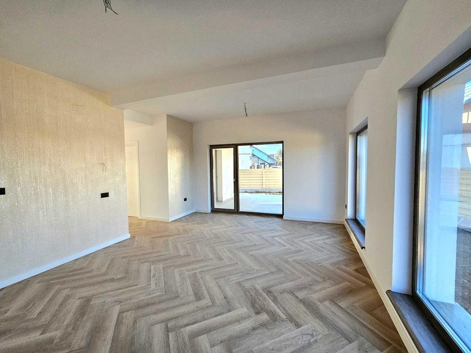 Casă modernă exclusivistă 
, fațadă ventilată HPL 
Varianta Craiovei