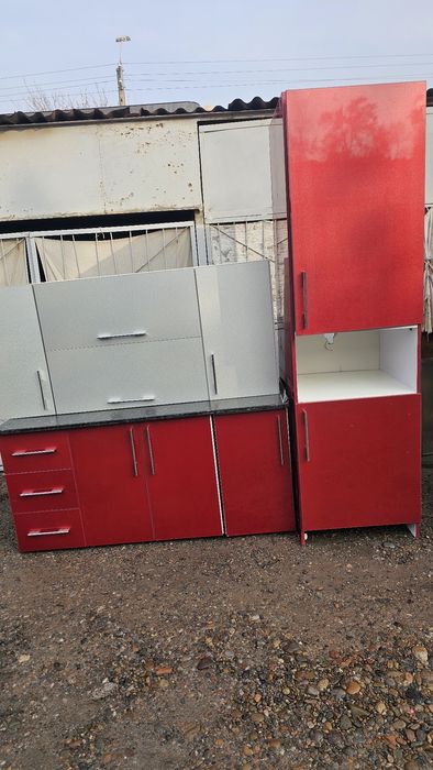 Kuxniya sotiladi srochne