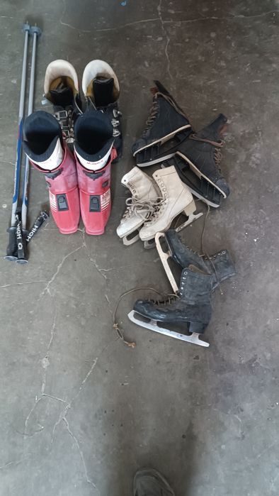 Vând schiuri clăpari și patine tot ce se vede în poză