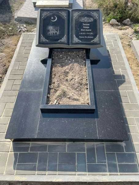 Памятники на кладбище