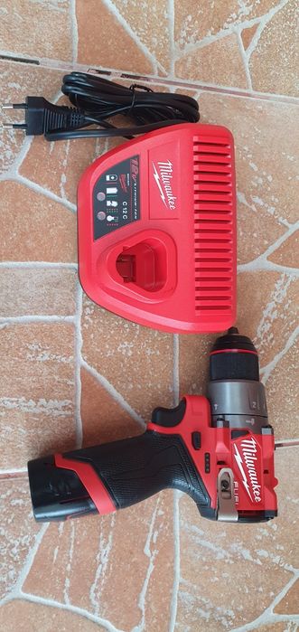 Masina de înșurubat și găurit cu percuție milwaukee.