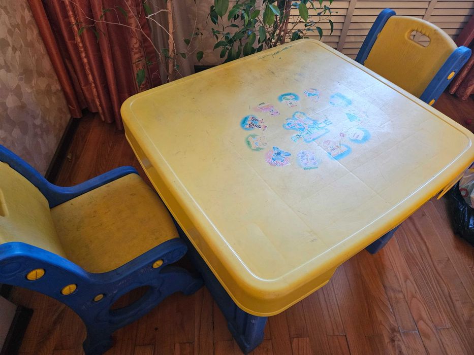 Детский столик и 2 стула, б/у