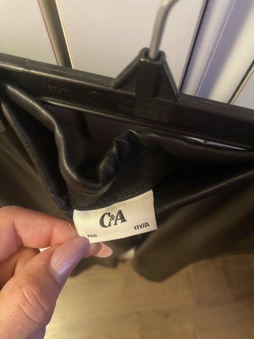 Pantaloni negri imitatile piele C&A