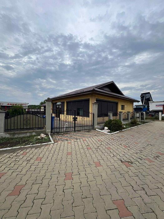 Casă de vânzare cu parcare pavată